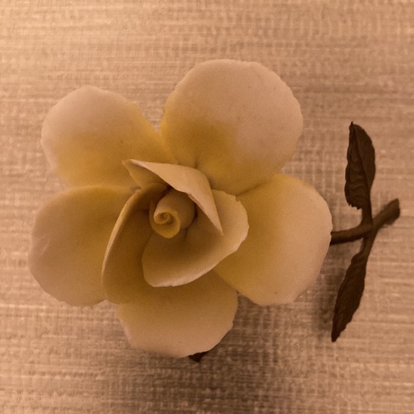 Capodimonte Vintage Porcelain Light Yellow Rose on Antique Brass Leaves/Stem - Picture 3 of 8